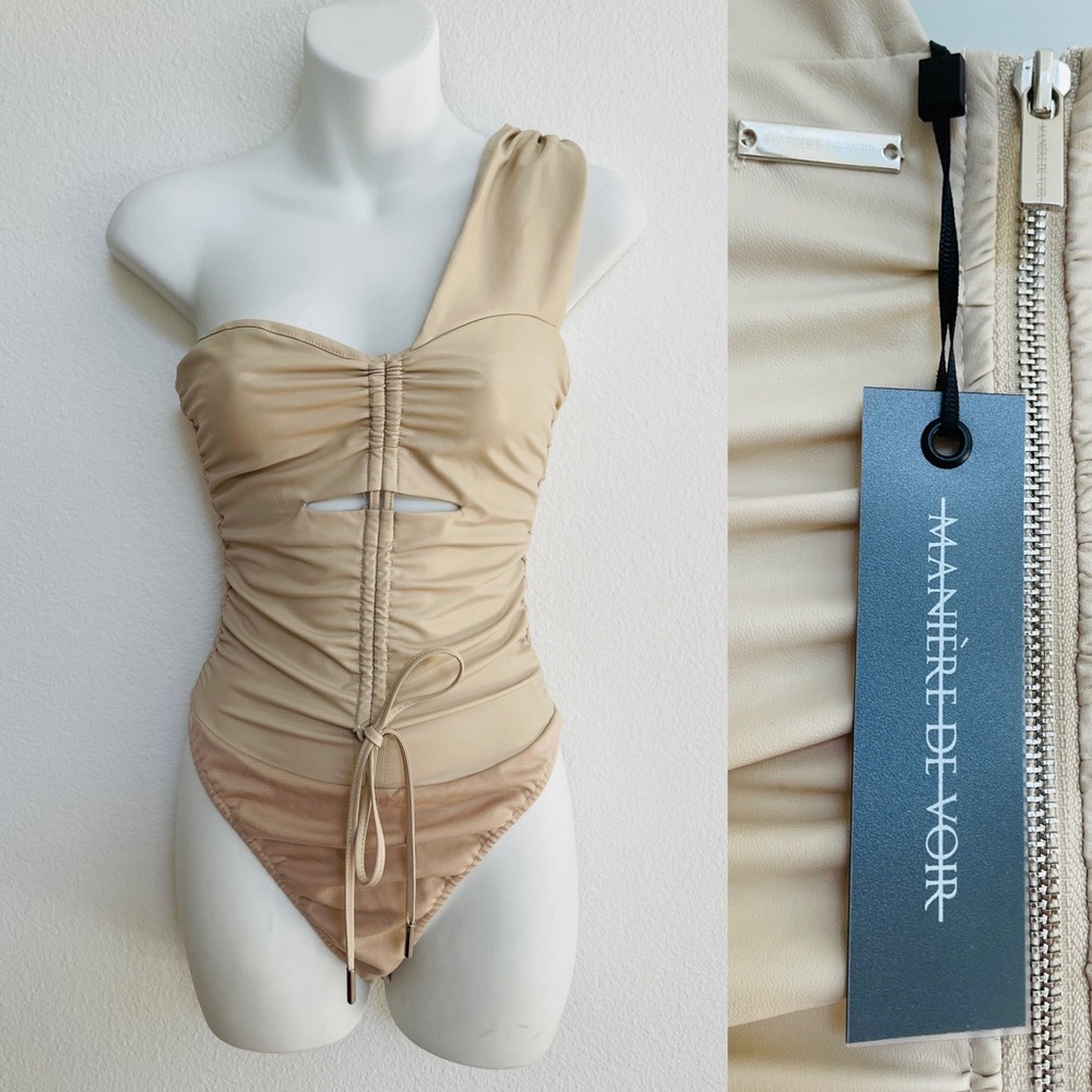 MANIERE DE VOIR Chic Nude UNI SHOULDER Pleather Cutout BODYSUIT Size 6 NWT